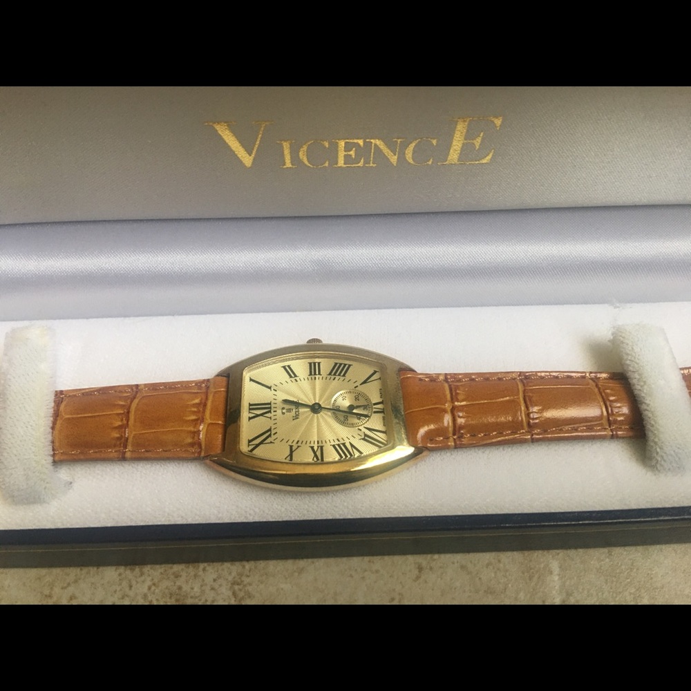 14K Gold Vicence Unisex Tonneau Barrel Case Watch